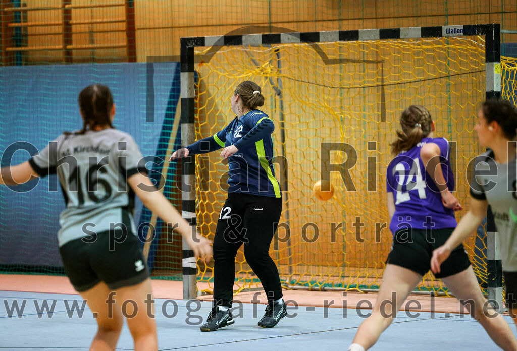 2022-11-12_034_SpVgg_Altenerding_II_gegen_SC_Kirchdorf | Erding, Deutschland, 12.11.2022:
Handball, Bezirksliga Frauen Altbayern 2022 / 2023, 5. Spieltag, SpVgg Altenerding II gegen SC Kirchdorf, Endergebnis: 24:19

Julia Wiesheu (SC Kirchdorf, #16), Julia Sponsel (SC Kirchdorf, #12), Sophie Lößl (SpVgg Altenerding, #24)

Foto: Christian Riedel / fotografie-riedel.net