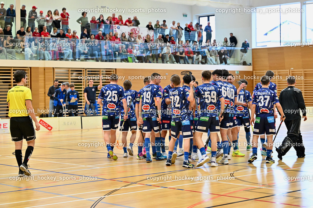VSV Unihockye vs. KAC Floorball | Jubel VSV Floorball Mannschaft, #30 Christoph Steiner VSV Unihockey, #60 Thomas Unterweger VSV Unihockey, #19 Philipp Seiser VSV Unihockey, Besucher Ballspielhalle St. Martin, KAC Floorball Fans, VSV Unihockye vs. KAC Floorball, VSV Unihockye vs. KAC Floorball am 13.04.2025 in Villach (Ballspielhalle St. Martin), Austria, (Photo by Bernd Stefan)
