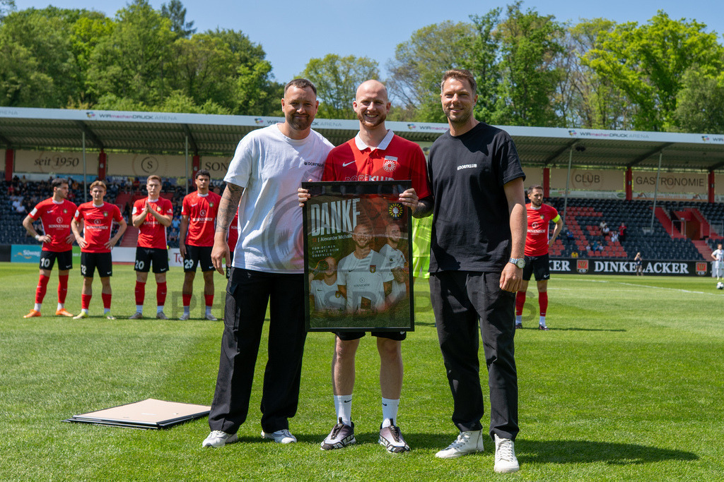 SG Sonnenhof Großaspach vs. SG Barockstadt Fulda-Lehnerz, Fussball, Regionalliga Suedwest, 33. Spieltag, 09.05.2026 | Verabschiedung von Alexander Michalik (SG Sonnenhof Großaspach, #12) durch Julian Schieber (sportilicher Leiter SG Sonnenhof Großaspach) und Michael Ferber (Vorstand Sport, SG Sonnenhof Großaspach),SG Sonnenhof Großaspach vs. SG Barockstadt Fulda-Lehnerz, Fussball, Regionalliga Suedwest, 33. Spieltag, 09.05.2026