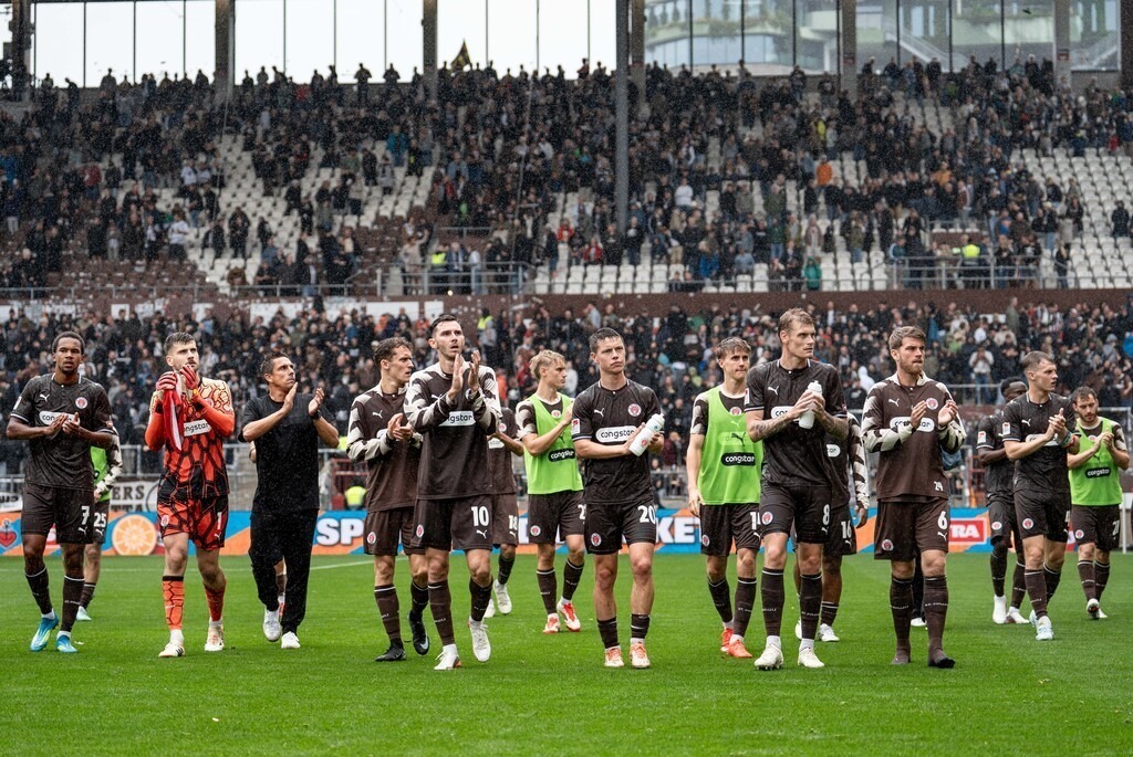 FCSP_YD-09236 | Der offizielle Shop für FC St. Pauli Fotos. Wähle aus Spielszenen & Fanmomenten dein FCSP Wunschformat. Wir liefern Millerntor-Atmosphäre.