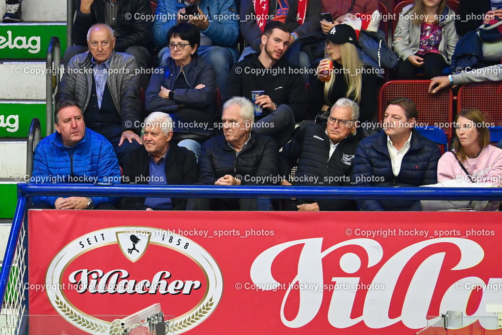 EC IDM Wärmepumpen VSV vs. EC KAC  | Villacher Stadtrat Erwin Baumann, Villacher Bürgermeister Günther Albel mit Gattin, EC IDM Wärmepumpen VSV vs. EC KAC , EC IDM Wärmepumpen VSV vs. EC KAC  am 27.10.2024 in Villach (Stadthalle Villach), Austria, (Photo by Bernd Stefan)