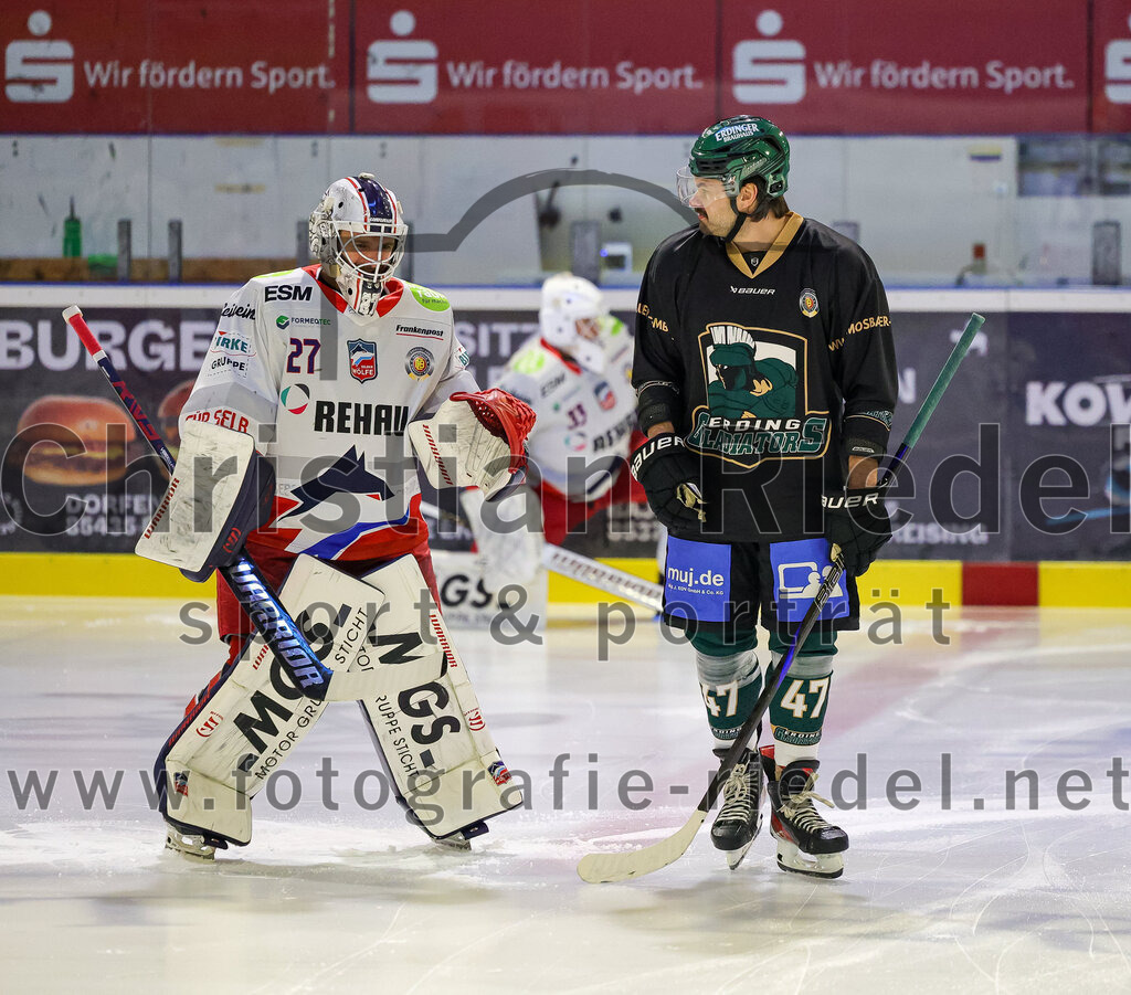 2025-11-16_001_TSV_Erding_gegen_Selber_Woelfe | Erding, Deutschland, 16.11.2025:Eishockey, Oberliga Süd 2025 / 2026, 17. Spieltag, TSV Erding gegen Selber Wölfe, Endergebnis: 3:1Torwart Michel Weidekamp (Selber Wölfe, #27), Marco Pfleger (Erding Gladiators, #47)Foto: Christian Riedel / fotografie-riedel.net