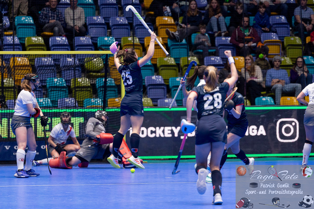 Volvo E.R.B. Final 4 Halbfinale Frauen: Der Club an der Alster - Berlienr HC, 25.01.2025 | Pahila Arnold (Berliner HC #25) springt und jubelt über ihr TOr / über ihren Treffer - Lotta Curanz (Berliner HC #28) feiert mit und streckt die Faust nach oben, Der Club an der Alster - Berliner HC, Frankfurt, Süwag Arena, 25.1.2025 - Realisiert mit Pictrs.com
