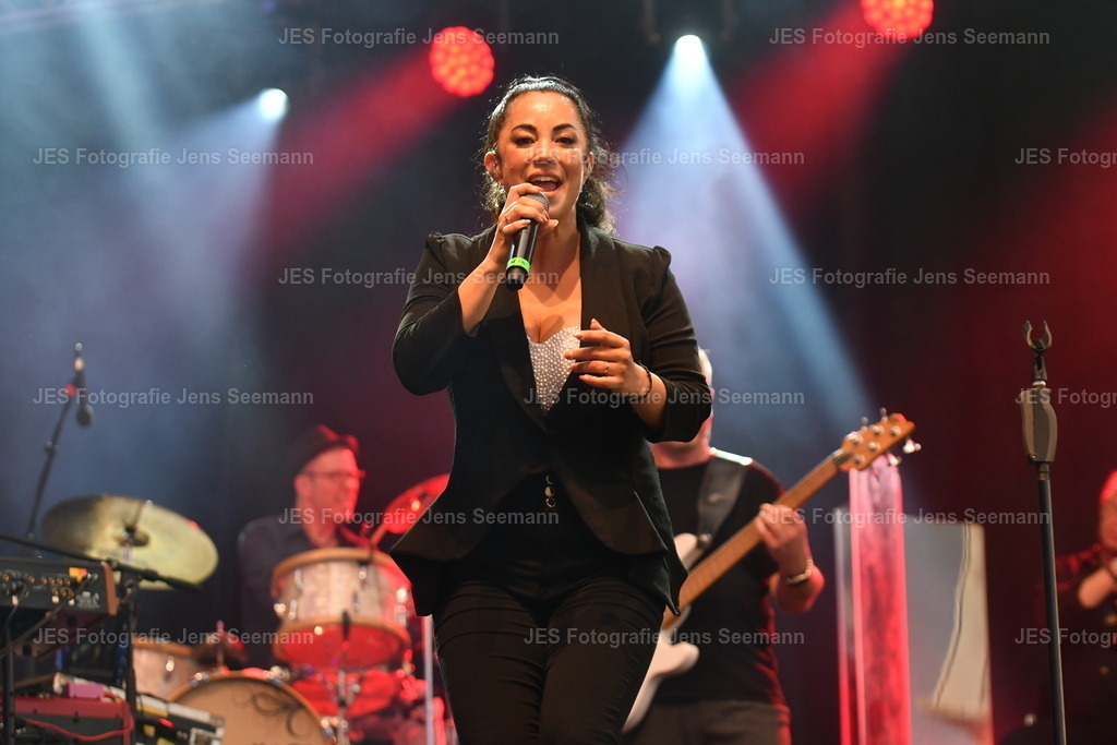 2026_Deborah Lee und the news_One Moment time Whitney Houston__0612 | Fotograf Jens Seemann - Realisiert mit Pictrs.com
