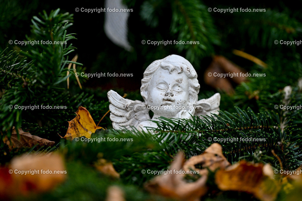 Friedhof_ Kreuz_ Kruzifix_ Jesu Christi_ Allerheiligen_ 26.10.2024-12 | 26.10.2024, Friedhof, AUT, Allerheiligen, Themenbilder im Bild Friedhof, Kreuz, Kruzifix, Jesu Christi, Allerheiligen, Engerl, Engel, Kerzen, Grab, Grablicht, Blumen, Skulptur, Grabstein, Symbolbild, Grablaterne, Grabkerze, Grabkerzen, Grablichter, Kerze, Grabkreuz, Gedenken, Bestattung, Verstorbene, Totenruhe, Grab, Urne, Blumenschmuck, Schmuck, Besucher, Feature, kreativ, creativ, Linz