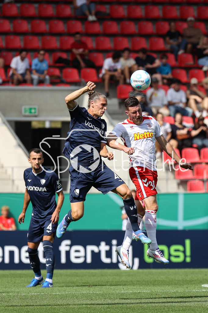 SSV Jahn Regensburg - VfL Bochum | Im Duell Noa LOOSLI (VFL #41) und Christian KUEHLWETTER (Jahn #30) / Zweikampf / Kopfball