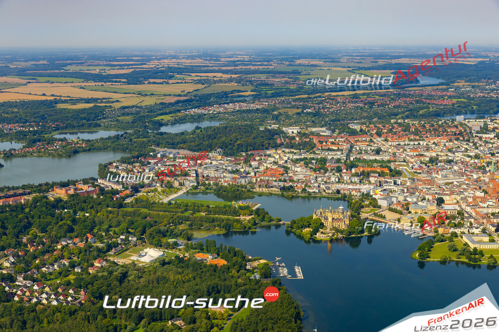 Schrägluftbild  Schweriner Altstadt  Schwerin - Das Luftbild wurde 2025 vom UL-Flugzeug heraus erstellt (ohne Drohne- keine Drohnenaufnahme ) - Hochauflösende Luftaufnahme -Nicht vergleichbar mit Google Maps oder Satelittenbilder- Die Geschenkidee !Mit Lizenz und Bildrechte bestellbar