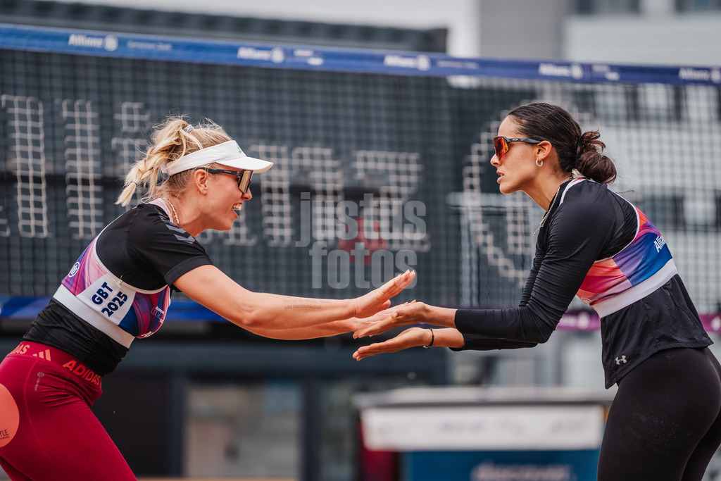 Beachvolleyball | Frauen | Allianz German Beach Tour 2025 | Tourstop Hamburg | 30.05.2025 | v.l. Chenoa Christ und Shana Zobrist klatschen ein