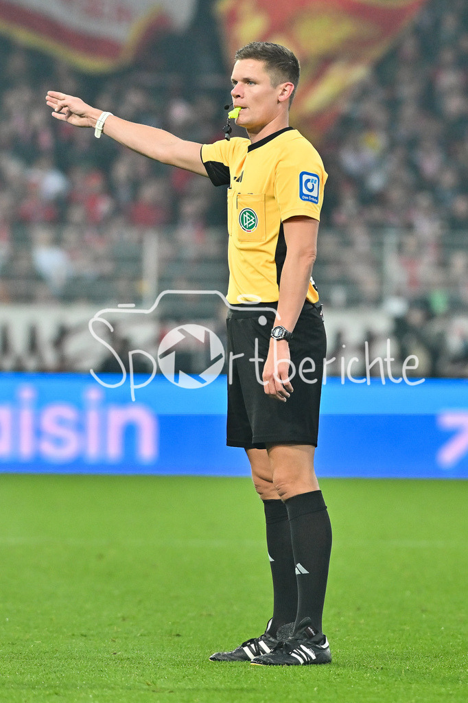 1. FC Union Berlin - FC Bayern München | Berlin, DEUTSCHLAND - 8. NOVEMBER: Referee Dr. Florian EXNER pfeift in dieser Szene zur Halbzeit / Einzelfoto / Freisteller während dem Bundesligamatch zwischen dem 1. FC Union Berlin und dem FC Bayern München am 10. Spieltag im Stadion an der alten Försterei am 8. November 2025 in Berlin, Germany / DFL REGULATIONS PROHIBIT ANY USE OF PHOTOGRAPHS AS IMAGE SEQUENCES AND/OR QUASI-VIDEO