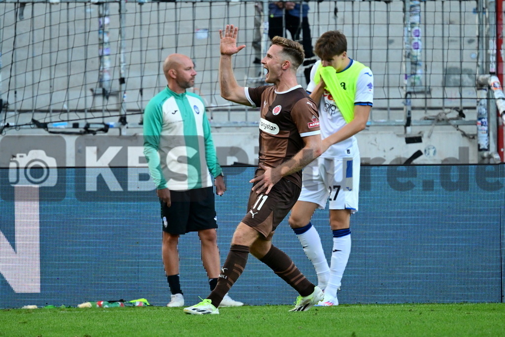 KBS Picture_FCStPauli-AtalantaBergamo_Test_048 | St. Pauli Torjubel zum 1:0 Torschuetze ist Eggestein Johannes (St.Pauli) ,Sportplatz :  Millerntor Stadion, - Realisiert mit Pictrs.com