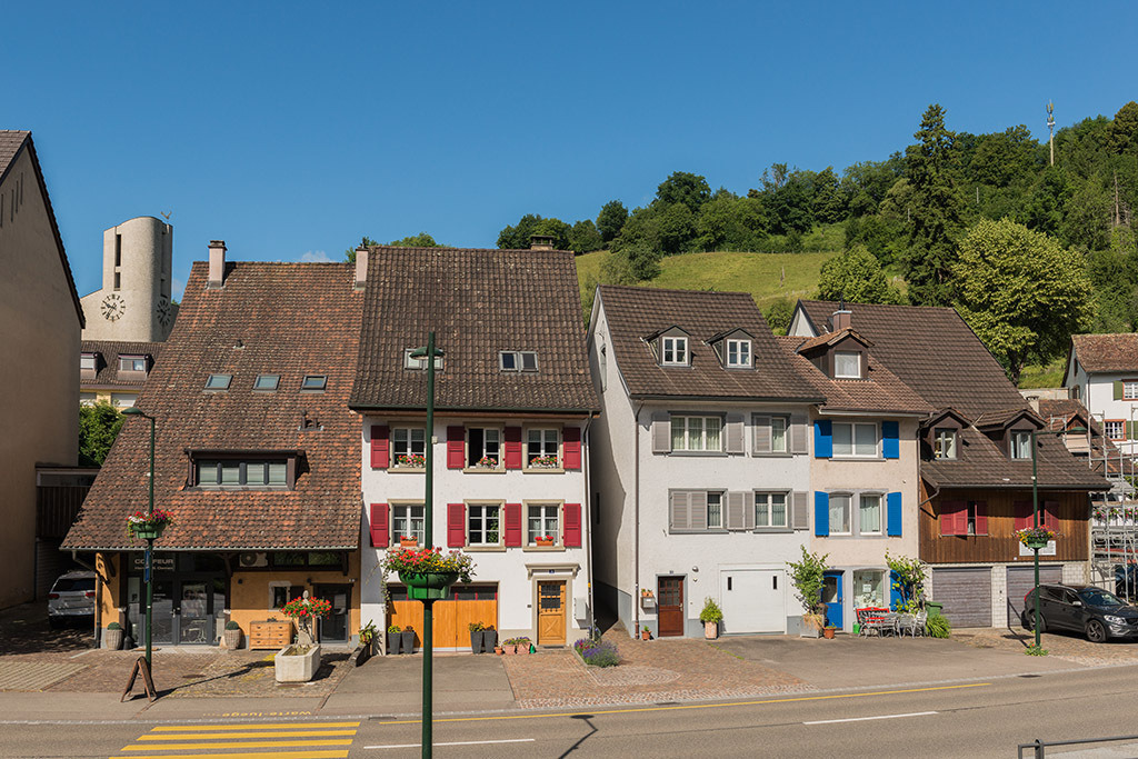 Häuserzeile im Mitteldorf | in Bubendorf, Baselland, Schweiz. - Realisiert mit Pictrs.com
