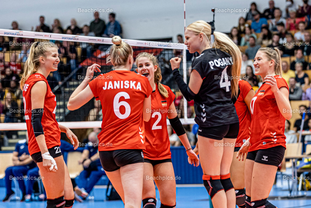 2022-00063362-Testspiel-Deutschland-Brasilien | Jubel pia KÄSTNER #2 (Zuspiel) GER, Anna POGANY #4 (Libera) GER, 17.09.2022; Berlin Foto: Gerold Rebsch - www.beachpics.de
