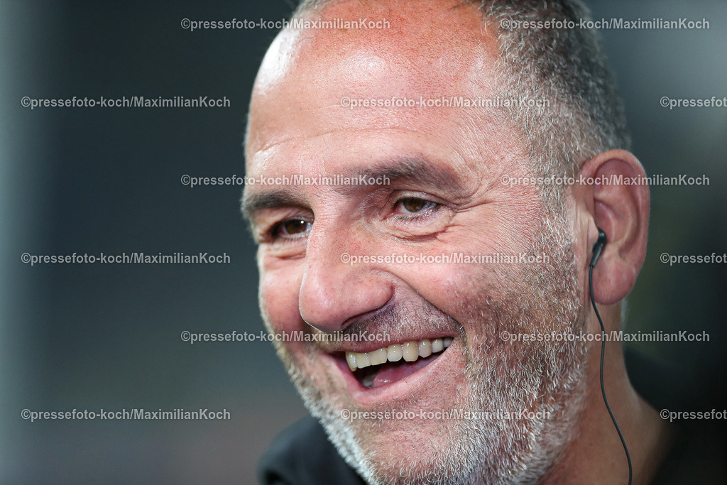 BVB13092402141 | 13.09.2024, 1. Fußball Bundesliga, Borussia Dortmund - 1. FC Heidenheim 1846, Signal Iduna Park, Saison 2024 2025: Trainer Frank Schmidt (Cheftrainer Heidenheim) gut gelauntDFB regulations prohibit any use of photographs as image sequences and or quasi-video.