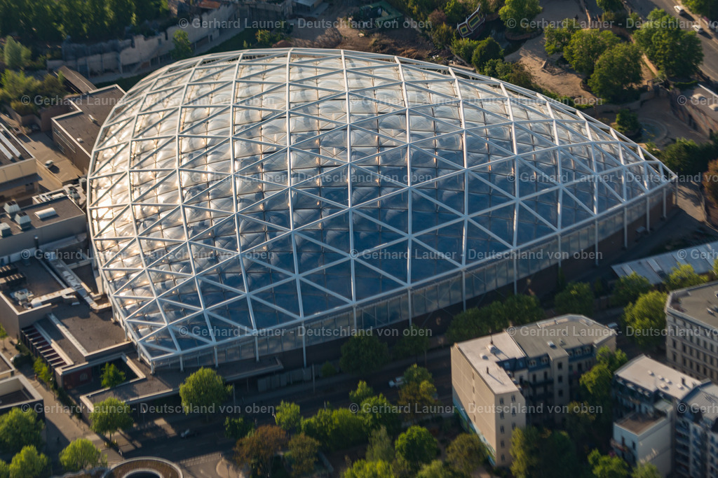 3802990 | LEIPZIG 14.09.2020 Glas- Tropenhalle Gondwanaland in Leipzig im Bundesland Sachsen. Die dreieckig angelegte Tropenhalle im Zoo an der Pfaffendorfer Straße wurde vom Büro Henchion+ Reuter Architects entworfen und in Zusammenarbeit mit der OBERMEYER Albis-Bauplan GmbH und dem Tragwerksplaner Eisenloffel Sattler + Partner von 2007 bis 2011 gebaut. // View of the Gondwanaland in Leipzig in the state of Saxony. Foto: Gerhard Launer