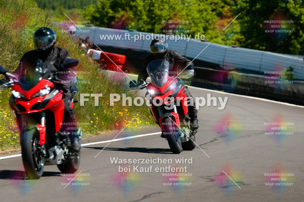 Moto-TeamOBK-22213 | Hier findet Ihr Bilder von Touristenfahrten auf der Nürburgring Nordschleife oder von anderen Veranstaltungen die ich besucht habe. Viel Spass beim Durch Schauen 