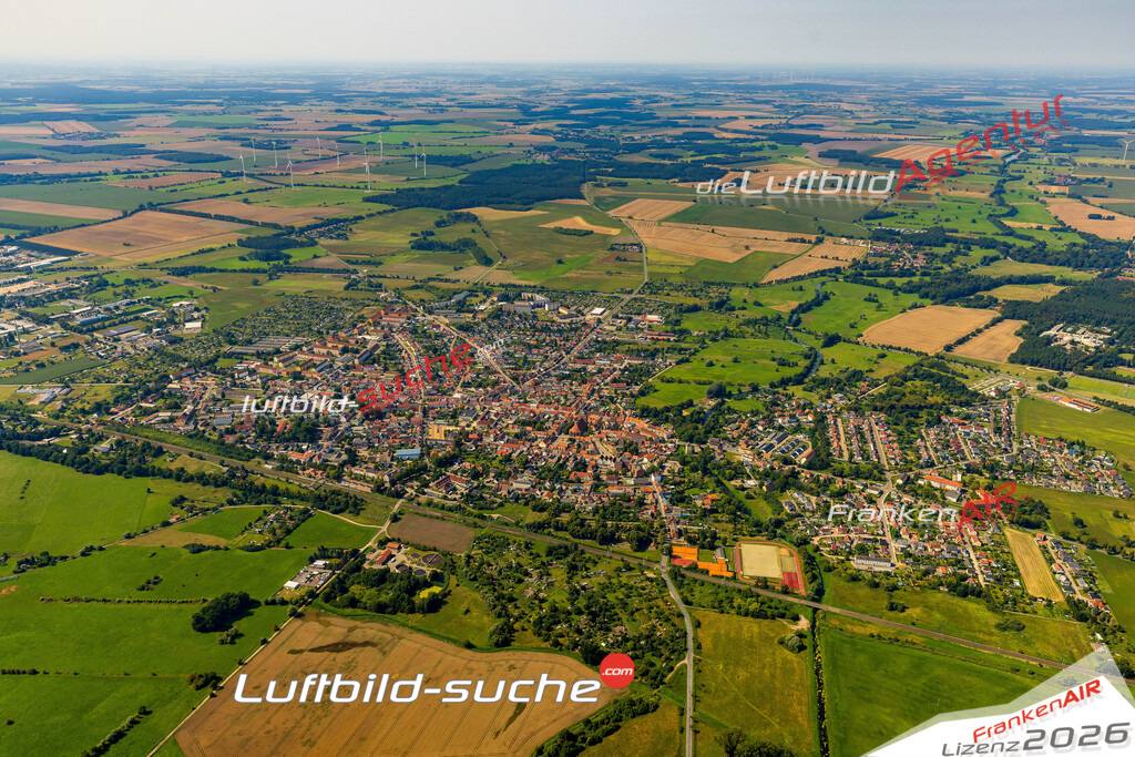 Bild der Stadt Osterburg - Die Luftaufnahme wurde 2025 vom UL-Flugzeug heraus erstellt ( keine Drohne ) - Hochauflösende Luftaufnahme - für professionelle Ausdrucke geeignet. Die Geschenkidee !Hier alle&nbsp;Infos zur Lizenzierung der LuftaufnahmeWir fliegen auch dieses Jahr wieder in Ihre Region um Luftbilder zu erstellen.- Luftbild anfragen