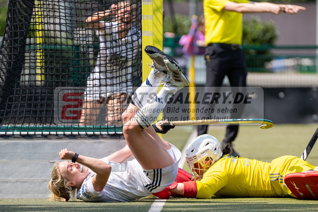 HK_20240511_100716 | 1.Bundesliga Damen Düsseldorfer HC - Harvestehuder THC am 11.5.2024 Düsseldorfer HC, Düsseldorf , Krüger Rosa Torfrau ( Harvestehuder THC #32 ) , Sara Strauss ( Düsseldorfer HC #11 )