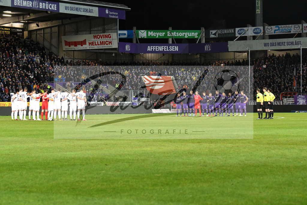 20200221_OSNAUE_0021 | Fussball, Herren: . Schweigeminute bei dem Spiel der 2. Bundesliga zwischen VfL Osnabrueck und FC Erzgebirge Aue im Stadion an der Bremer Bruecke am 21.02.2020 in Osnabrueck, Deutschland.DFB / DFL REGULATIONS PROHIBIT ANY USE OF PHOTOGRAPHS AS IMAGE SEQUENCES AND/OR QUASI-VIDEO. - Realisiert mit Pictrs.com