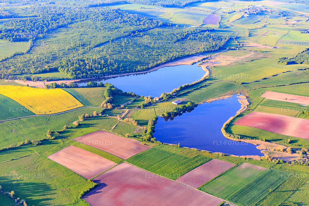 Vue aérienne: Étang de Nolweyer et Haut Weyer du sud-est à Belles-Forêts dans le département Moselle, France. Photo: IMG_146181.jpg prise le 01/05/2025 par Werner Riehm/FLY-FOTO.eu – Résolution de l'original: 5472 x 3648 px
