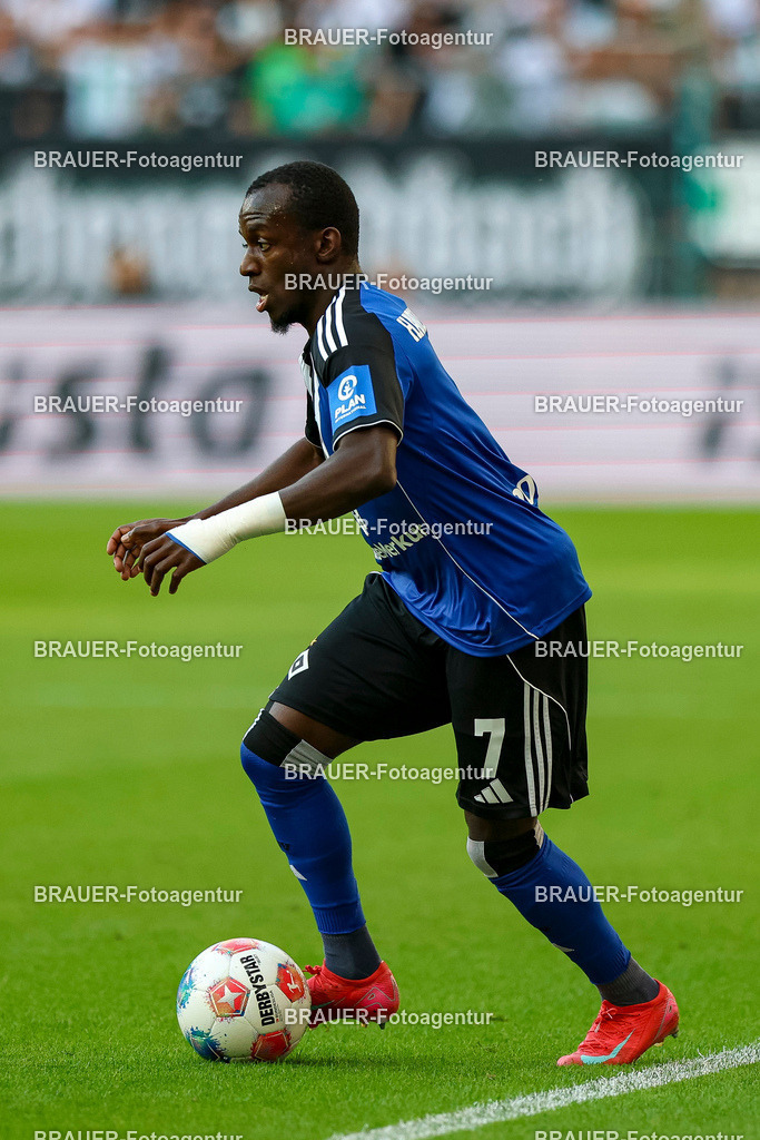 Borussia Mönchengladbach vs Hamburger SV - Bundesliga  | Mönchengladbach, Deutschland, 24.08.25:   Jean-Luc Dompe (Hamburger SV) in Aktion am Ball, Einzelaktion waehrend des Spiels der Bundesliga zwischen Borussia Mönchengladbach vs Hamburger SV im Stadion im Borussia Park(Foto von Brauer-Fotoagentur / Adrian Schlueter)