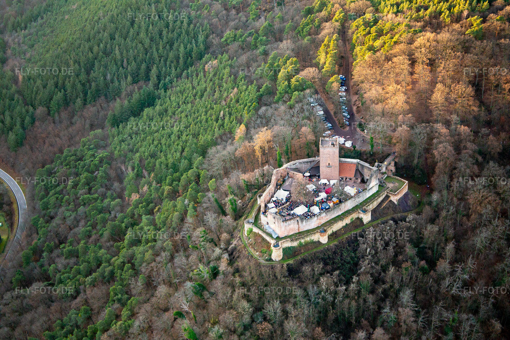 Weihnachtsmarkt auf der Burgruine Landeck | Luftbild: Weihnachtsmarkt auf der Burgruine Landeck in Klingenmünster im Bundesland Rheinland-Pfalz in Deutschland. Foto: IMG_139398.jpg vom 16.12.2023 durch ©2025 Werner Riehm fly-foto.de/copyright - Realisiert mit Pictrs.com