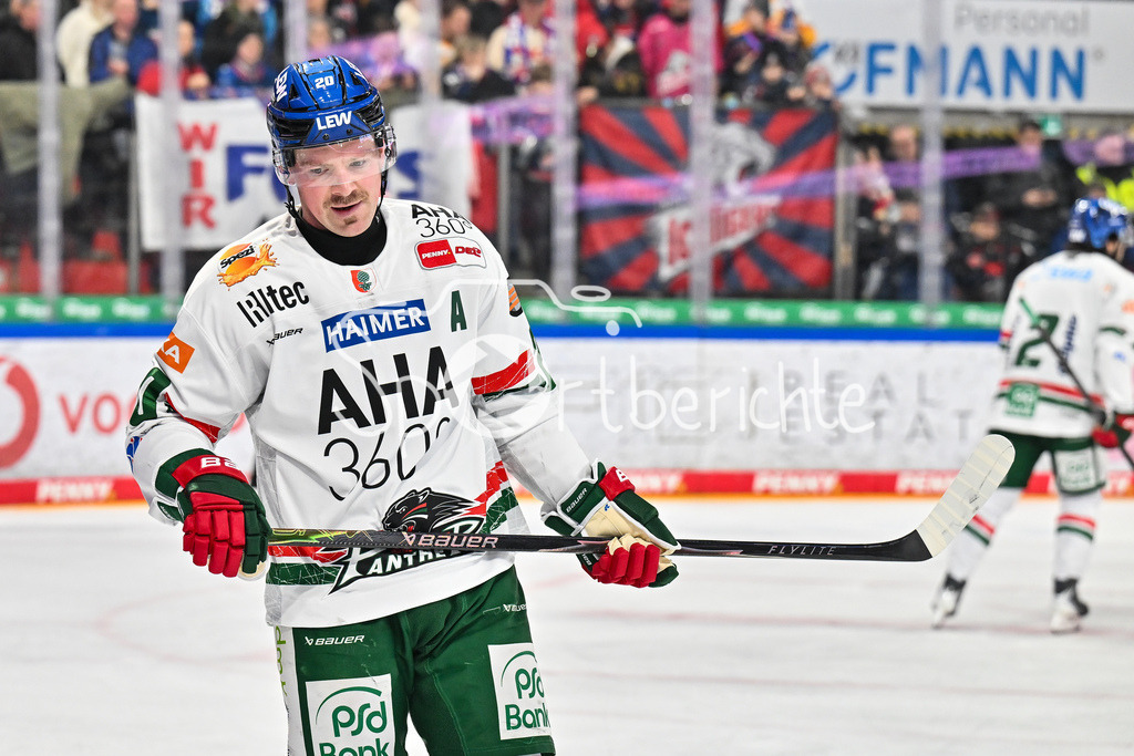 Nürnberg Ice Tigers - Augsburger Panther | NUREMBERG, GERMANY - 23. JANUARY: im Bild Cody KUNYK (Augsburger Panther 20) mit hängendem Kopf / Einzelfoto / Freisteller während dem Match zwischen den Nürnberg Ice Tigers und den Augsburger Panthern am 42. Spieltag der Penny DEL in der PSD Bank Nürnberg Arena