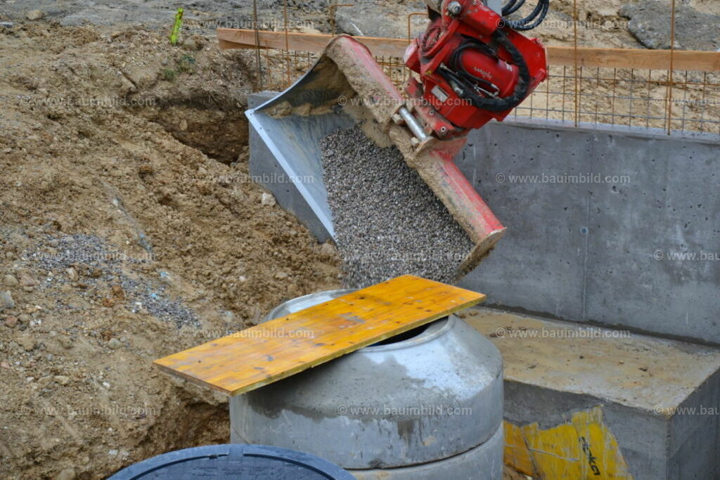 bib-lg03-abwasserkanal-0090 | Nach LV-Leistungsgruppen sortierte Detailfotos über den Bau eines Hauses. Alle Hausbau-Bilder direkt vom Urheber und Autor der Website Haus-Selber-Bauen.com