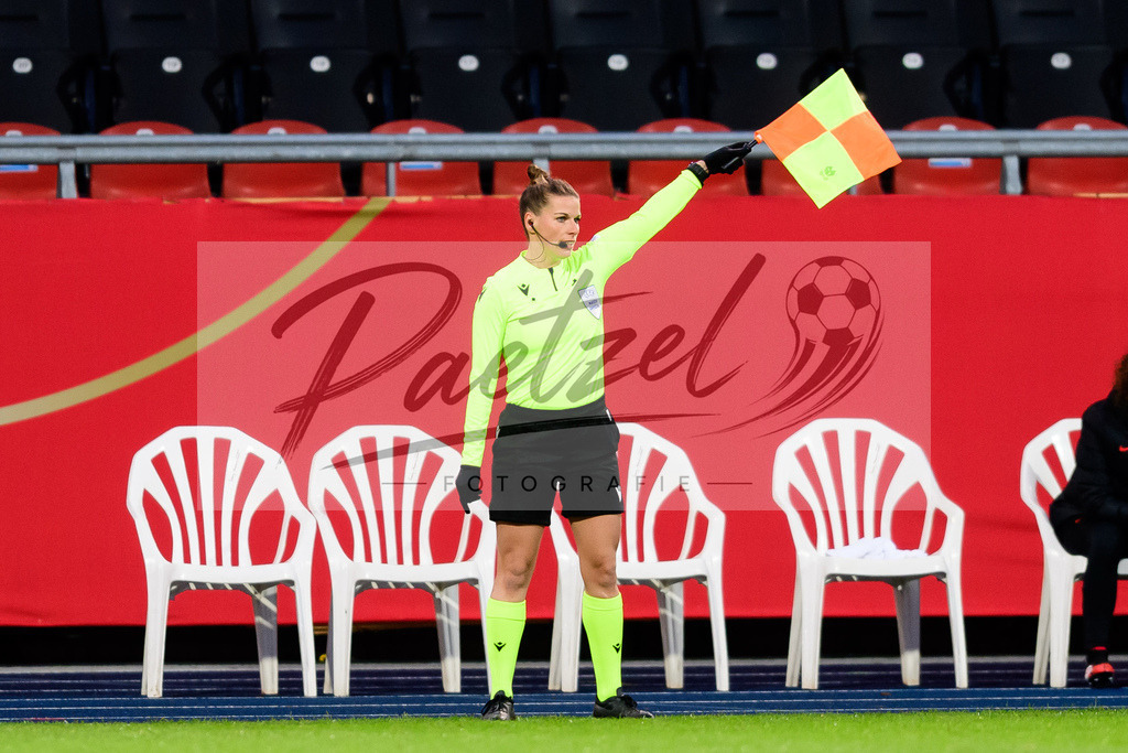 GERTUR20211126_114 | Fussball, Frauen: Schiedsrichter-Assistentin Stasa Spur gestikuliert, Gestik bei dem Spiel der WM-Qualifikation zwischen Deutschland und Tuerkei im Eintracht-Stadion am 26.11.2021 in Braunschweig, Deutschland. - Realisiert mit Pictrs.com