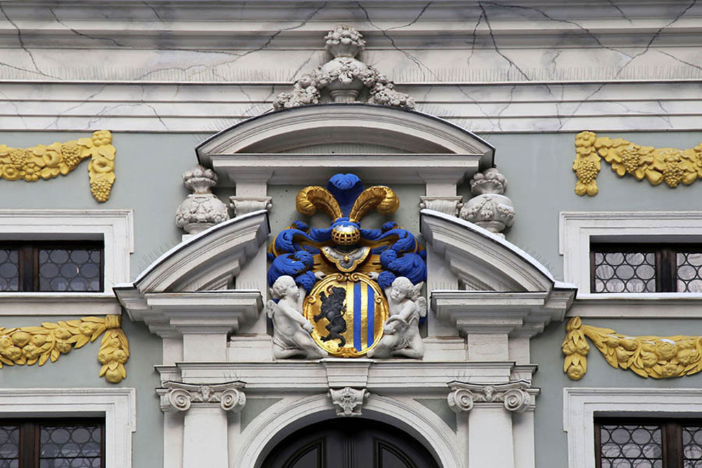 Alte Handelsbörse - Eingangsportal mit Stadtwappen | Entdecke über 20 Kategorien Leipzig-Motive: Foto-Downloads, hochwertige Poster, Leinwand- & Fine-Art-Prints. Jetzt Lieblingsfoto im Bildlexikon Leipzig Shop bestellen!