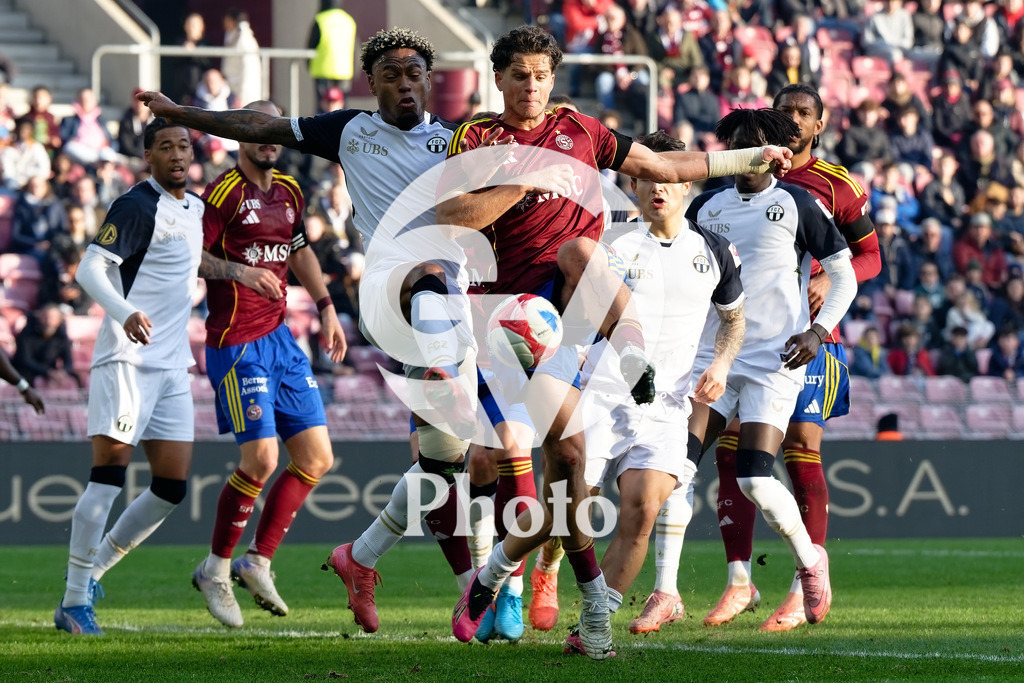 Brack Super League - Servette FC v FC Zurich | Nelson Palacio (15 FC Zurich) and David Douline (28 Servette FC) battle for the ball (duel)  during the Brack Super League match between Servette FC and FC Zurich at Stade de Geneve in Geneva, Switzerland