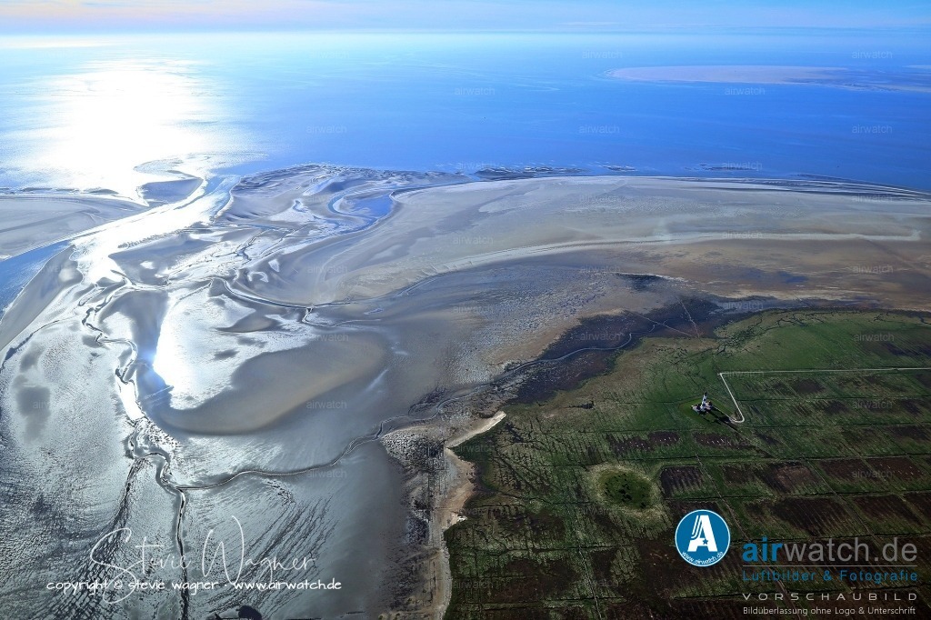 Luftbilder Tümlauer Koog, Westerhever Leuchtturm | Westerhever Leuchtturm: Die Öffnungszeiten gelten montags bis sonntags von 10 bis 15 Uhr. Die Bewertungen sind überwiegend positiv: Besucher schätzen die eindrucksvolle Lage im Wattenmeer, die seltene Erreichbarkeit bei Ebbe über den Sand und die informativen Führungen. 