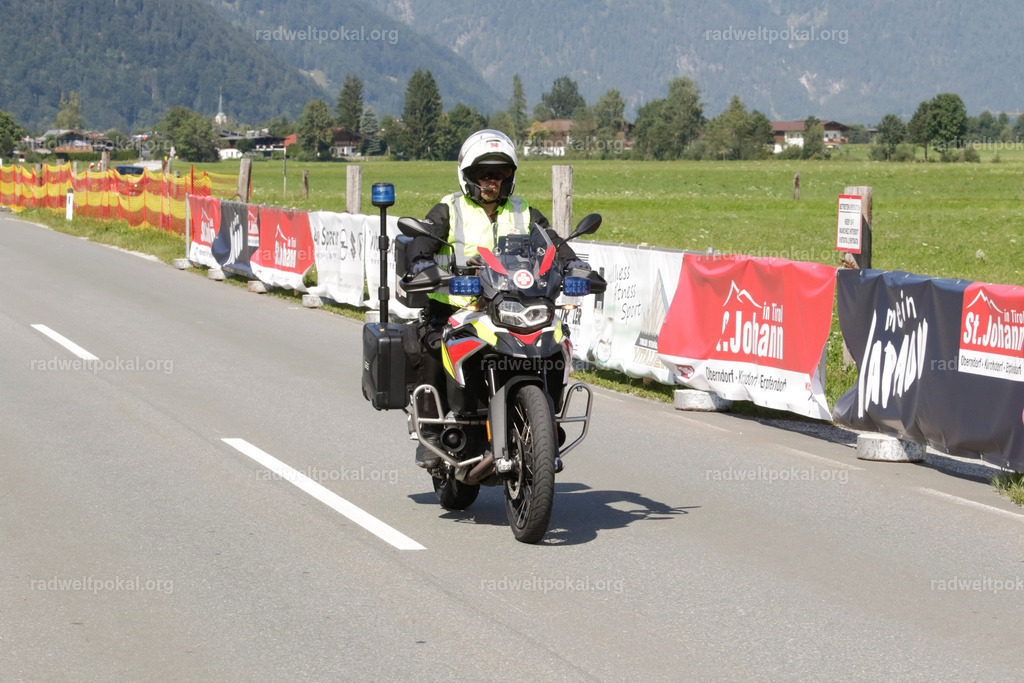 1174_20230817_Bewerb_Maenner_Muehlanger | AUT - OESTERREICH, 2023-08-16: SPORT RENNRAD-FAHREN - 55. INTERNATIONALER RADWELTPOKAL IN ST. JOHANN IN TIROL  - Vintage-Radrennen mit WM-Bronze-Medaillen-Siegerin Christina Schweinberger, den Teilnehmer und Alexander Baumann (vom Orginastions-Team) - TAG 2 BEWERB MAENNER IN SECHS GRUPPEN  ; Foto: Roland Muehlanger