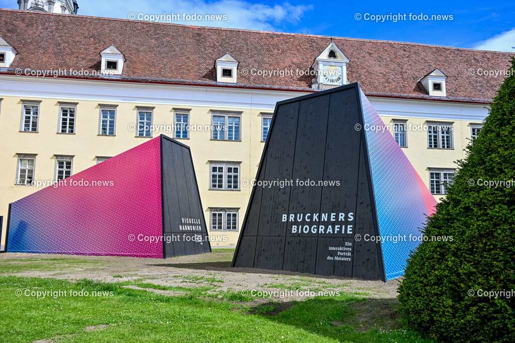 Eroeffnung der Ausstellung_ wie alles begann. Bruckners Visionen_ 02.05.2024-1 | 02.05.2024, St. Florian, AUT, Augustiner Chorherrenstift St. Florian, im Bild Eroeffnung der Ausstellung, wie alles begann. Bruckners Visionen 
Pavillion Bruckners Biografie im Innnenhof des Stift St. Florian
