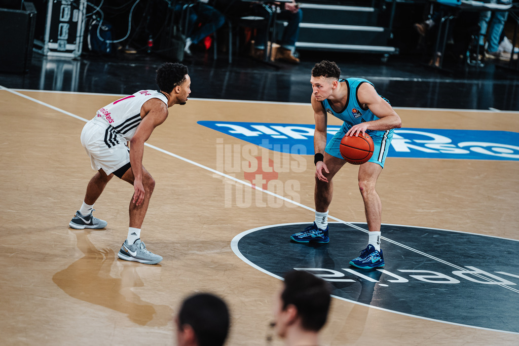 Basketball | Männer | Saison 2024/2025 | easyCredit Basketball Bundesliga | 16. Spieltag | Veolia Towers Hamburg vs. Telekom Baskets Bonn | 10.01.2025 | v.l. Darius McGhee (#0, Telekom Baskets Bonn) gegen Brae Ivey (#1, Veolia Towers Hamburg)