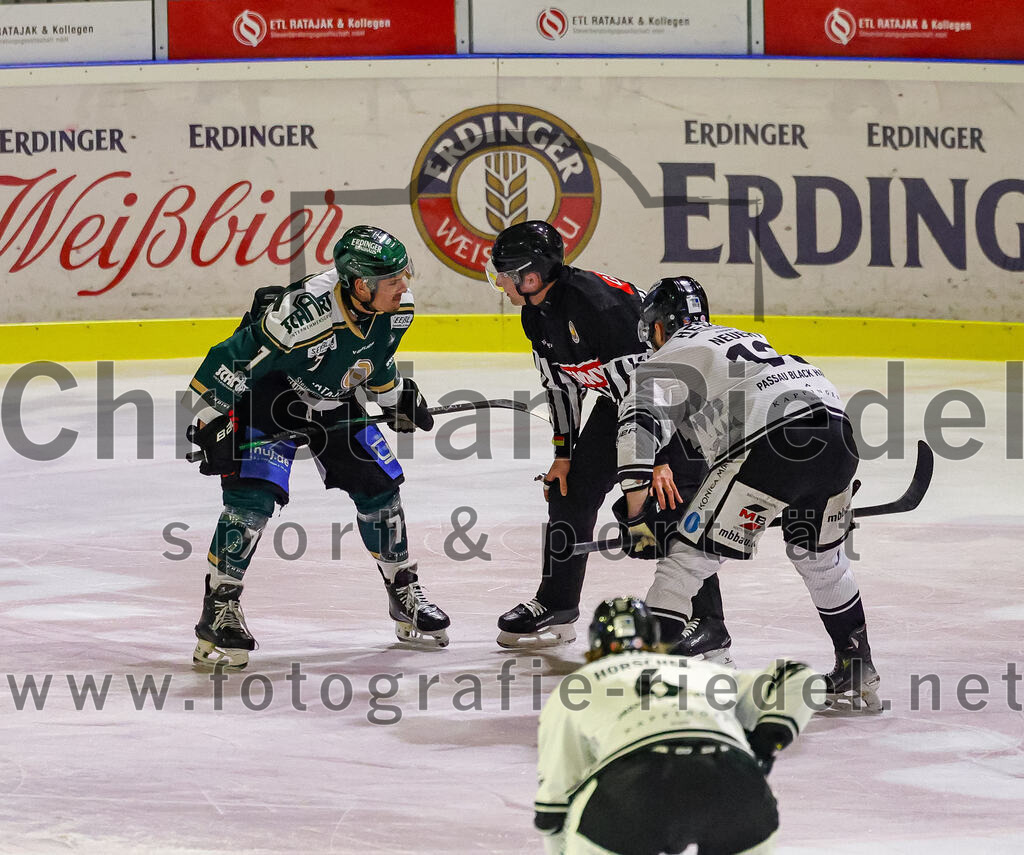 2026-01-30_031_TSV_Erding_gegen_EHF_Passau_Black_Hawks | Erding, Deutschland, 30.01.2026:Eishockey, Oberliga Süd 2025 / 2026, 42. Spieltag, TSV Erding gegen EHF Passau Black Hawks, Endergebnis: 2:6Louis Trattner (Erding Gladiators, #7), Björn Salhi (Erding Gladiators, #13)Foto: Christian Riedel / fotografie-riedel.net