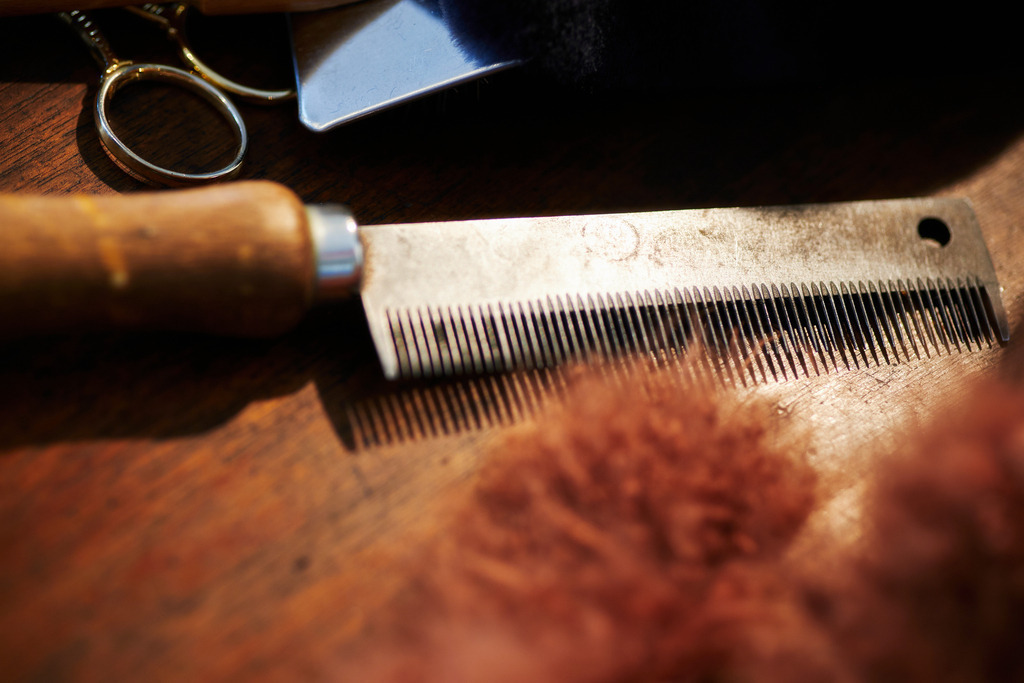 Biester Hutmode | WIen, Austria - November 06, 2019: Biester Hutmode; Werkzeug Utensilien auf dem Tisch - Realisiert mit Pictrs.com