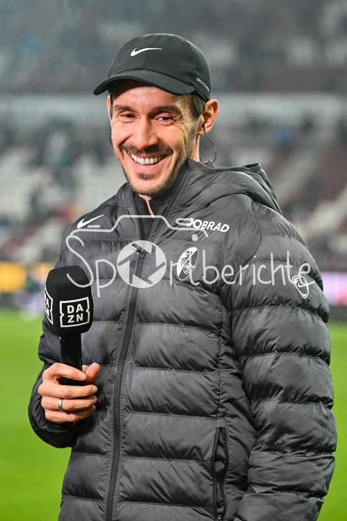 FC Augsburg - SC Freiburg | AUGSBURG, GERMANY - 18. JANUARY: im Bild Julian SCHUSTER Trainer SC Freiburg / Einzelfoto / Freisteller vor dem Bundesligamatch zwischen dem FC Augsburg und dem SC Freiburg am 18. Spieltag in der WWK-Arena / DFL REGULATIONS PROHIBIT ANY USE OF PHOTOGRAPHS AS IMAGE SEQUENCES AND/OR QUASI-VIDEO