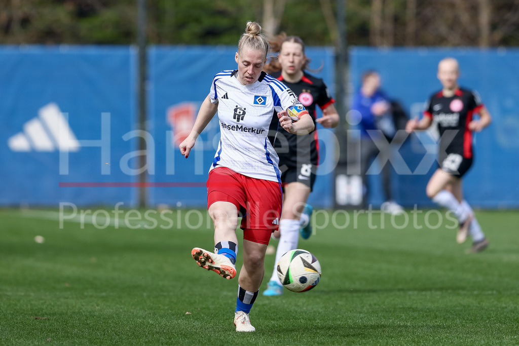 Fussball, 2. Frauen-Bundesliga, Hamburger SV - Eintracht Frankfurt II | v.li.: Sarah Stöckmann (Hamburger SV, 22) am Ball, Einzelbild, Ganzkörper, Aktion, Action, Spielszene, DIE DFB-RICHTLINIEN UNTERSAGEN JEGLICHE NUTZUNG VON FOTOS ALS SEQUENZBILDER UND/ODER VIDEOÄHNLICHE FOTOSTRECKEN. DFB REGULATIONS PROHIBIT ANY USE OF PHOTOGRAPHS AS IMAGE SEQUENCES AND/OR QUASI-VIDEO.