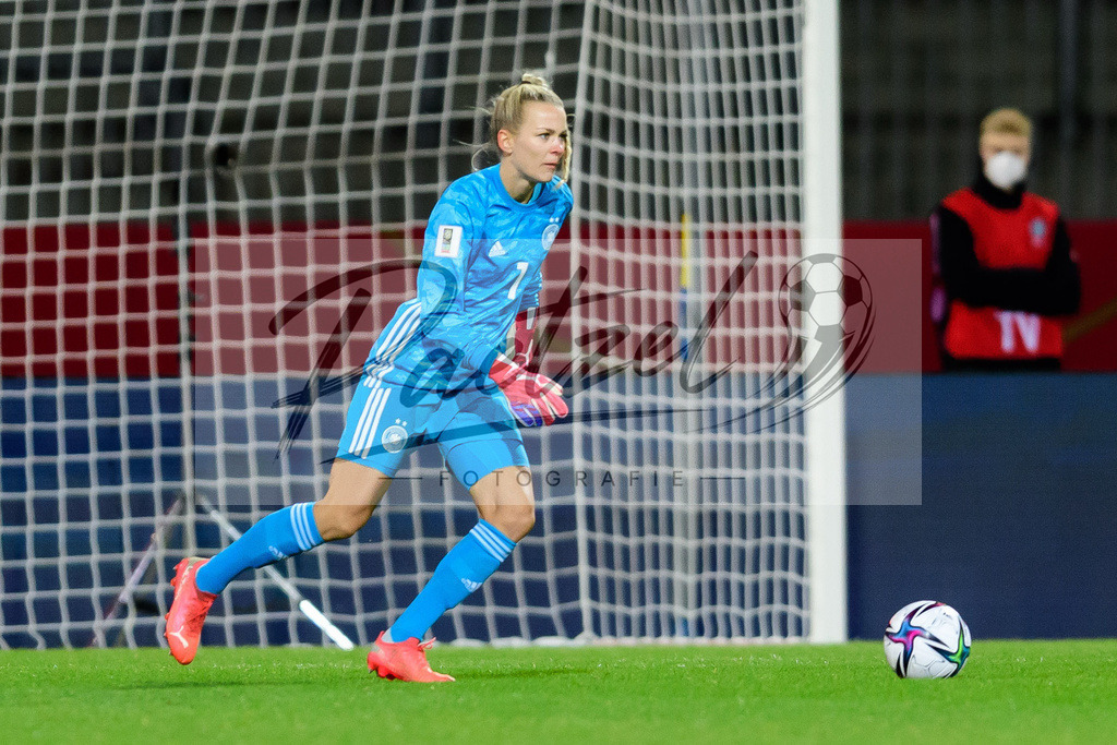 GERTUR20211126_167 | Fussball, Frauen: Torwart Merle Frohms (Germany) in Aktion, am Ball, Einzelaktion bei dem Spiel der WM-Qualifikation zwischen Deutschland und Tuerkei im Eintracht-Stadion am 26.11.2021 in Braunschweig, Deutschland. - Realisiert mit Pictrs.com