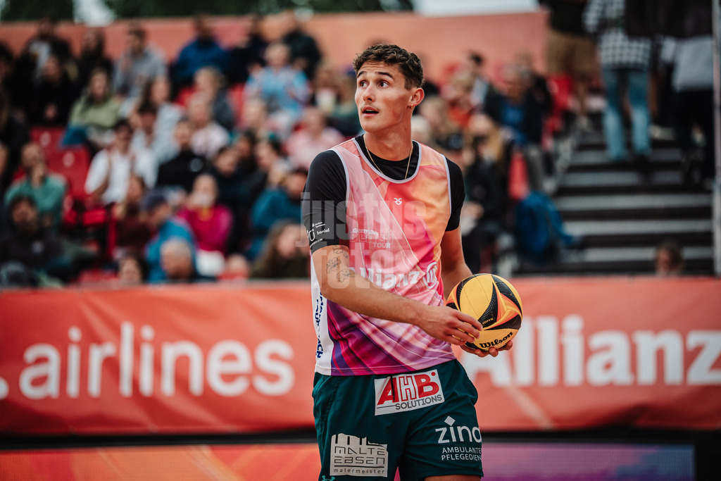 Beachvolleyball | Männer | Allianz German Beach Tour 2025 | Tourstop Berlin | 22.08.2025 | Hennes Nissen schreitet zum Aufschlag