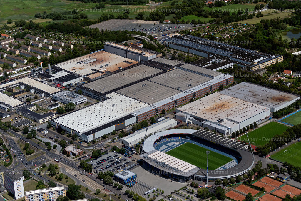 4035594 | BRAUNSCHWEIG 31.07.2020 Sportstätten-Gelände der Arena des Stadion EINTRACHT-STADION in Braunschweig im Bundesland Niedersachsen. Weiterführende Informationen bei: Eintracht Braunschweig GmbH & Co. KGaA,  Ingenieurbüro Hornig GmbH und Co. KG,  SCHULITZ Architekten GmbH,  Stadthalle Braunschweig Betriebsgesellschaft mbH. // Sports facility grounds of the Arena stadium in Braunschweig in the state Lower Saxony. Further information at: Eintracht Braunschweig GmbH & Co. KGaA,  Ingenieurbuero Hornig GmbH und Co. KG,  SCHULITZ Architekten GmbH,  Stadthalle Braunschweig Betriebsgesellschaft mbH. Foto: Gerhard Launer