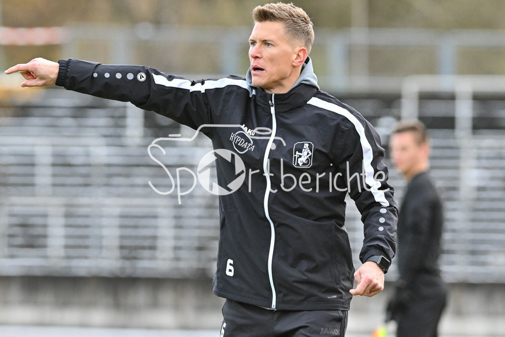 TSV Schwaben Augsburg - FC Augsburg II | im Bild TSV Schwaben Trainer Matthias OSTRZOLEK in Aktion / Freisteller/. Einzelfoto / Regionalliga Bayern: TSV Schwaben Augsburg - FC Augsburg II, Rosenaustadion am 23.11.2024