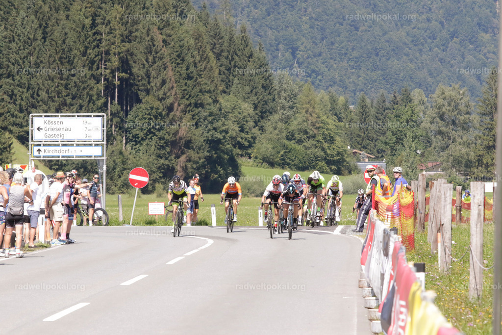 888_20230817_Bewerb_Maenner_Muehlanger | AUT - OESTERREICH, 2023-08-16: SPORT RENNRAD-FAHREN - 55. INTERNATIONALER RADWELTPOKAL IN ST. JOHANN IN TIROL  - Vintage-Radrennen mit WM-Bronze-Medaillen-Siegerin Christina Schweinberger, den Teilnehmer und Alexander Baumann (vom Orginastions-Team) - TAG 2 BEWERB MAENNER IN SECHS GRUPPEN  ; Foto: Roland Muehlanger