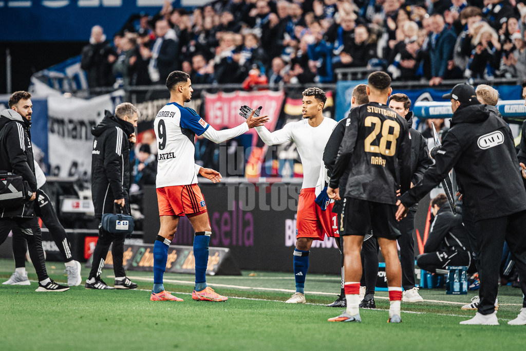 Fußball | Männer | Saison 2025/2026 | 1. Fußball-Bundesliga | 12. Spieltag | Hamburger SV vs. VfB Stuttgart | 30.11.2025 | v.l. Robert Glatzel (#9, HSV) und Ransford-Yeboah Königsdörffer (#11, HSV) Wechsel Verletzung