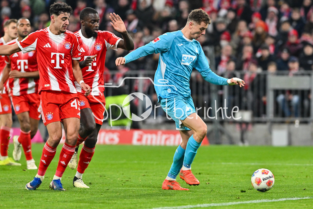 FC Bayern München - TSG 1899 Hoffenheim | MUNICH, GERMANY - 08. FEBRUARY: im Duell Aleksandar PAVLOVIC (FC Bayern Munich 45), Dayot UPAMECANO (FC Bayern Munich 2) und Fisnik ASLLANI (TSG Hoffenheim 11) während dem Bundesligamatch zwischen dem FC Bayern München und der TSG 1899 Hoffenheim am 21. Spieltag in der Allianz Arena / DFL REGULATIONS PROHIBIT ANY USE OF PHOTOGRAPHS AS IMAGE SEQUENCES AND/OR QUASI-VIDEO