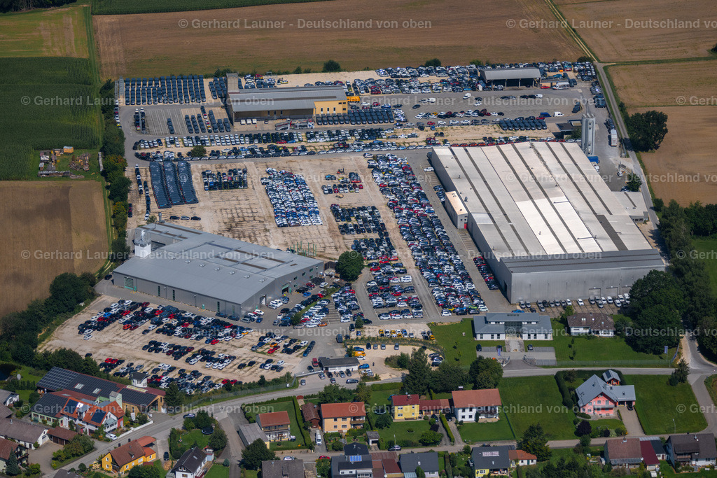 4050763 | NEUKIRCHEN 02.09.2021 Gebäude und Produktionshallen auf dem Fahrzeugbau- Werksgelände der Aichinger Autotechnikzentrum GmbH & Co. KG in Neukirchen im Bundesland Bayern, Deutschland. Weiterführende Informationen bei: Josef Aichinger GmbH Internationale Transporte & Spedition. // Buildings and production halls on the vehicle construction site of Aichinger Autotechnikzentrum GmbH & Co. KG in Neukirchen in the state Bavaria, Germany. Further information at: Josef Aichinger GmbH Internationale Transporte & Spedition. Foto: Gerhard Launer