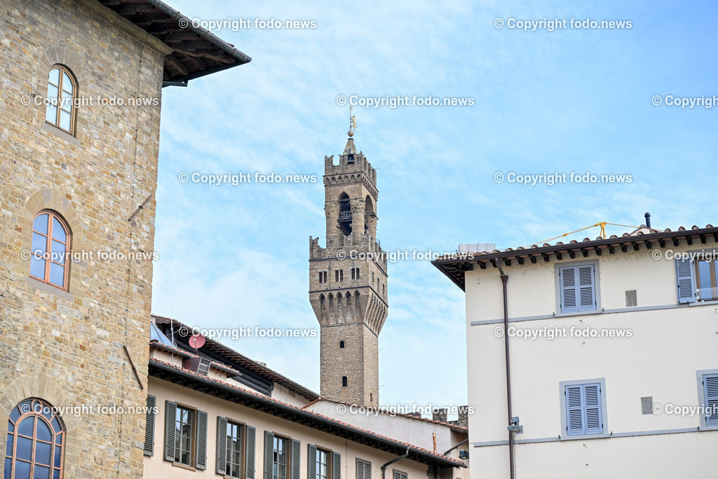 Italien_ Toscana_ Florenz_ 30.05.2024-87 | 30.05.2024, Italien, ITA, Toskana, Florenz im Bild Stadtansichten, Gebäude, Architektur, Touristen, Historisch, Souvenir, Altstadt, Museum, Statuen, Skulpturen, Piazza della Signoria, Statue David, Palazzo Vecchio, Neptunbrunnen, Piazza della Repubblica, Ponte Vecchio, Brücke, Uffizien, Kathedrale Santa Maria del Fiore, Arno, Fluß


Florenz, Firenze, ist eine italienische Großstadt. Nach Einwohnern ist sie die achtgrößte Stadt Italiens. Florenz ist die Hauptstadt sowie größte Stadt der Region Toskana und der Metropolitanstadt Florenz, in der etwa eine Million Menschen leben. Florenz ist für seine Geschichte berühmt. Leonardo da Vinci verbrachte große Teile seiner Jugend in Florenz, Michelangelo fand Unterschlupf in der Kirche der Medici, Galileo Galilei wohnte als Hofmathematiker in den Palästen der Medici. Von 1865 bis 1871 war die Stadt die Hauptstadt des neu gegründeten Königreichs Italien. Das historische Zentrum von Florenz zieht Jahr für Jahr Millionen von Touristen an. Die historische Innenstadt wurde von der UNESCO im Jahre 1982 zum Weltkulturerbe erklärt. 
Quelle: Wikipedia
