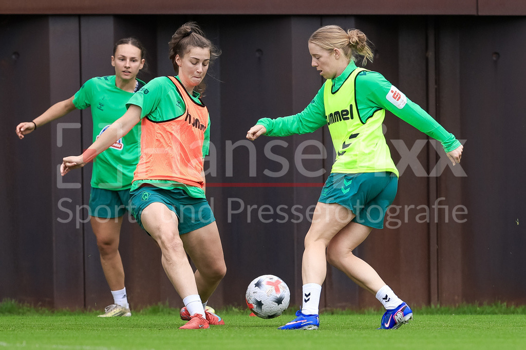 Fussball, Google Pixel Frauen-Bundesliga, Trainingsauftakt SV Werder Bremen | v.li.: Julia Magerl (SV Werder Bremen) und Elena Dhont (SV Werder Bremen) im Zweikampf, Duell, Dynamik, Aktion, Action, Spielszene