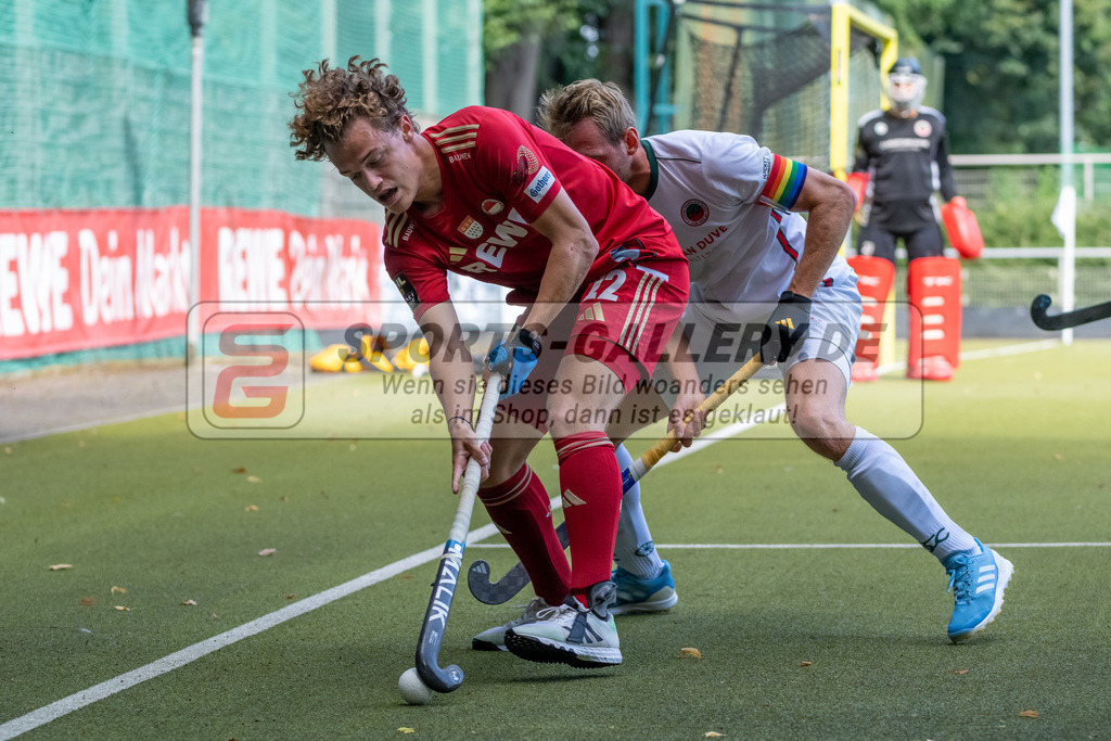 HK_20240907_105337 | 1. Bundesliga Herren RW Köln - Crefelder HTC am 7.9.2024 RW Köln, Köln , Michel Strutthoff ( Rot-Weiss Köln #22 ) , Niklas Wellen ( Crefelder HTC 10 )