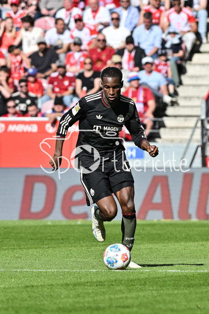 1. FSV Mainz 05 - FC Bayern München | MAINZ, GERMANY - 25. APRIL: am Ball  Nicolas JACKSON (FC Bayern Munich 11) Einzelfoto / Freisteller während dem Bundesligamatch zwischen dem 1. FSV Mainz 05 und dem FC Bayern München am 31. Spieltag in der MEWA Arena / DFL REGULATIONS PROHIBIT ANY USE OF PHOTOGRAPHS AS IMAGE SEQUENCES AND/OR QUASI-VIDEO